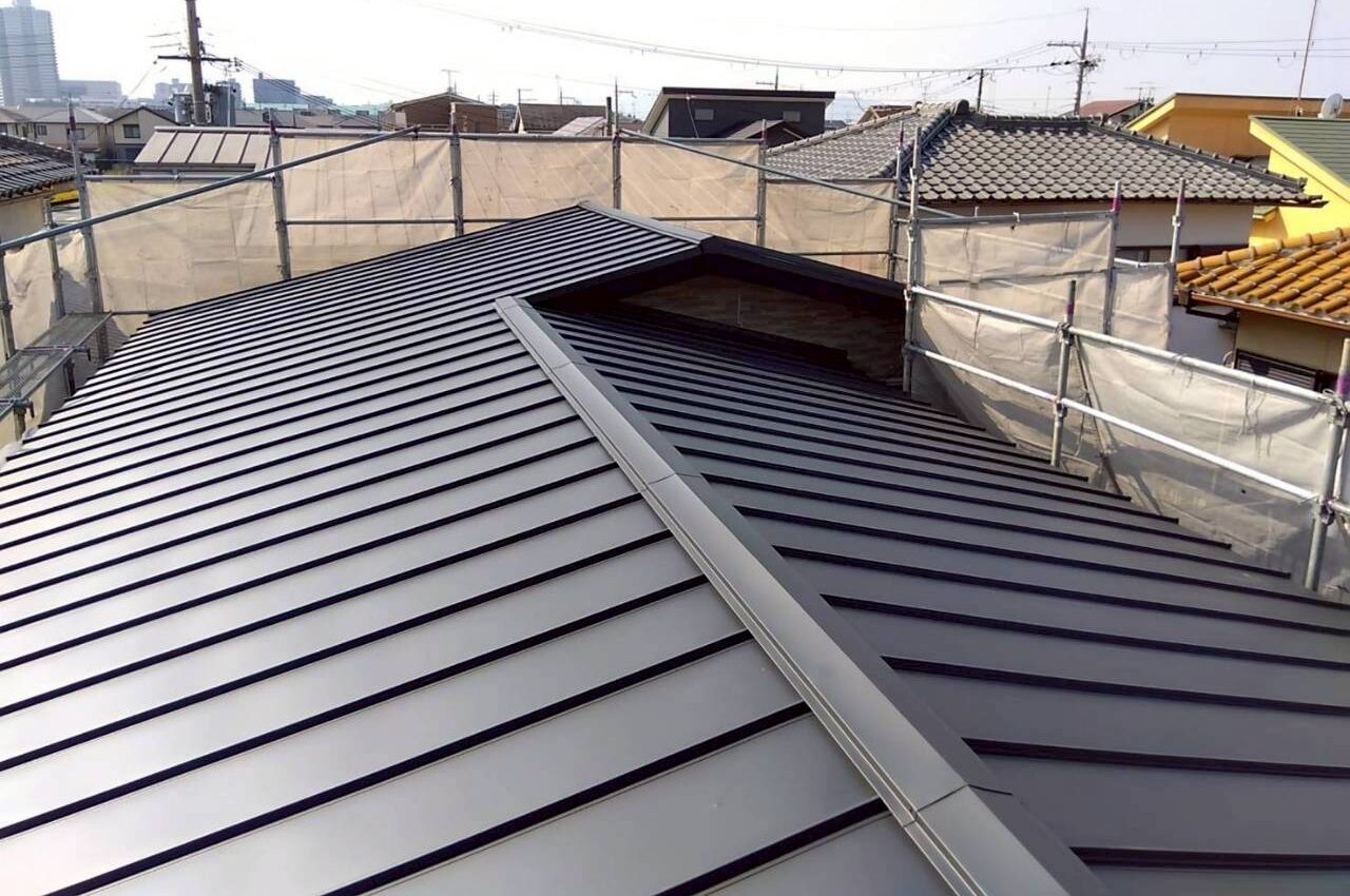 滋賀県大津市にて屋根修理〈軽量高耐久ガルバリウム屋根材でカバー工法〉